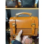 Women's handbag made of oil-waxed leather and shrink-finish vegetable-tanned leather